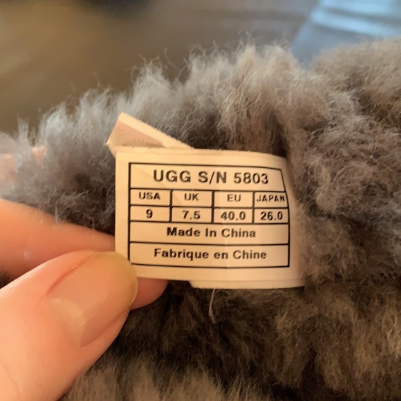 Women’s Ugg Short Bailey Button Boots [Pre-Worn] - Picture 4 of 6